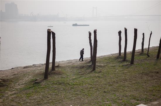 2015年，谌毅拍摄于汉阳江滩，江对岸是武昌船厂。
